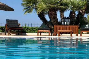 Villa Dolphin - Beachfront Maisonette with Pool